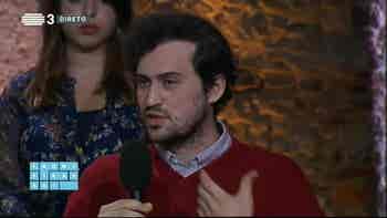 Jovens de Costas Voltadas Para a Pol...