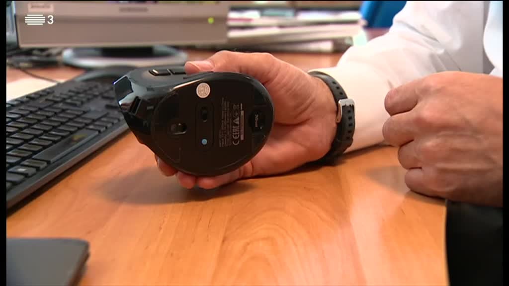 Imagem de TecNet - Um computador com ecrã dobrável, um rato vertical e salmão criado em laboratório