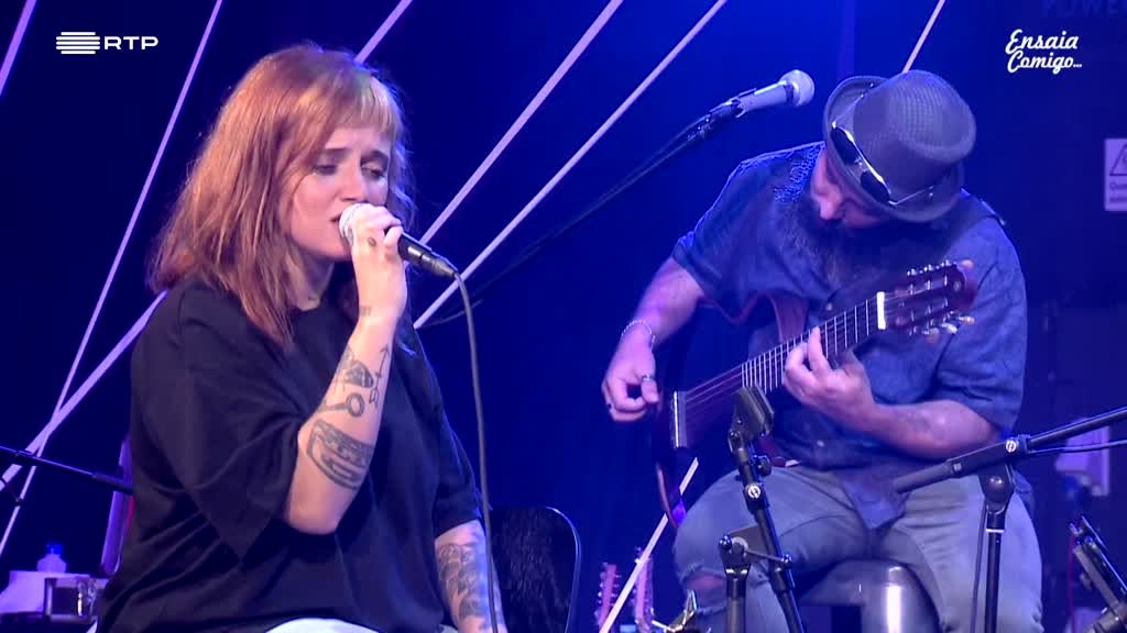 Imagem de Ensaia Comigo... - Carolina Deslandes