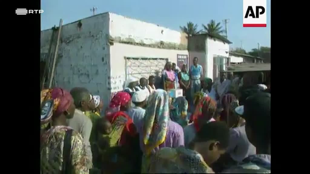 Imagem de Fora de Cena - Girassol, MBeu, Oprimido