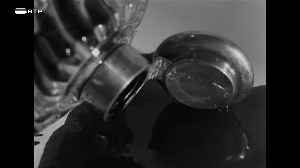 Imagem de Uma Abelha na Chuva