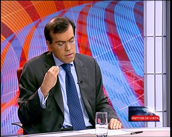 Revisão da Constituição Portuguesa, crise na PJ, visita a Angola do PM