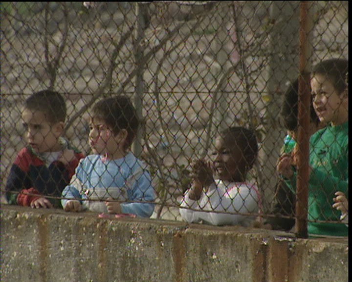 Escola rodeada de entulho