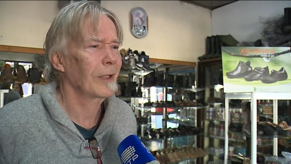 Fabrico artesanal de sapatos de palhaço