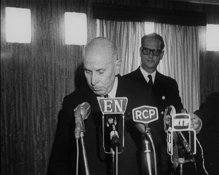 Américo Tomás preside à cerimónia de entrega simbólica do navio “Malange”