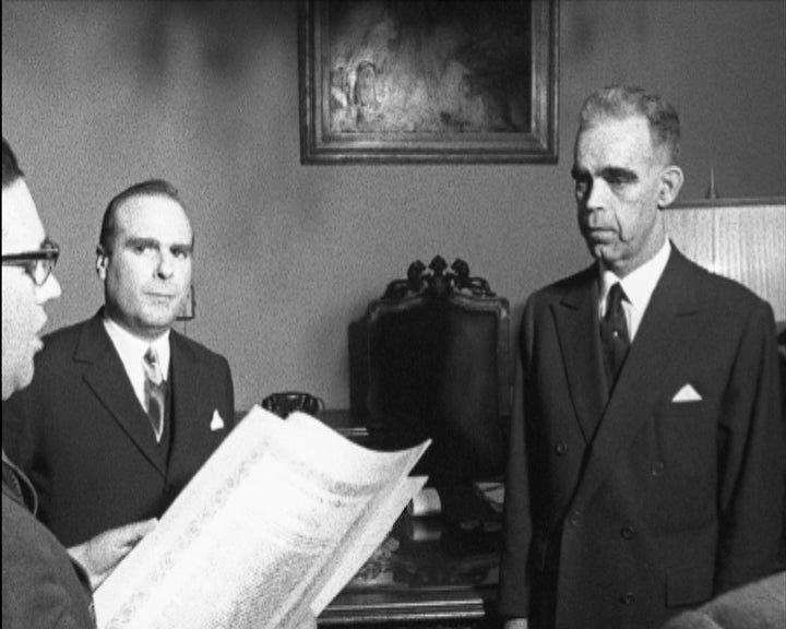 Arantes e Oliveira recebe uma comissão de Almeida