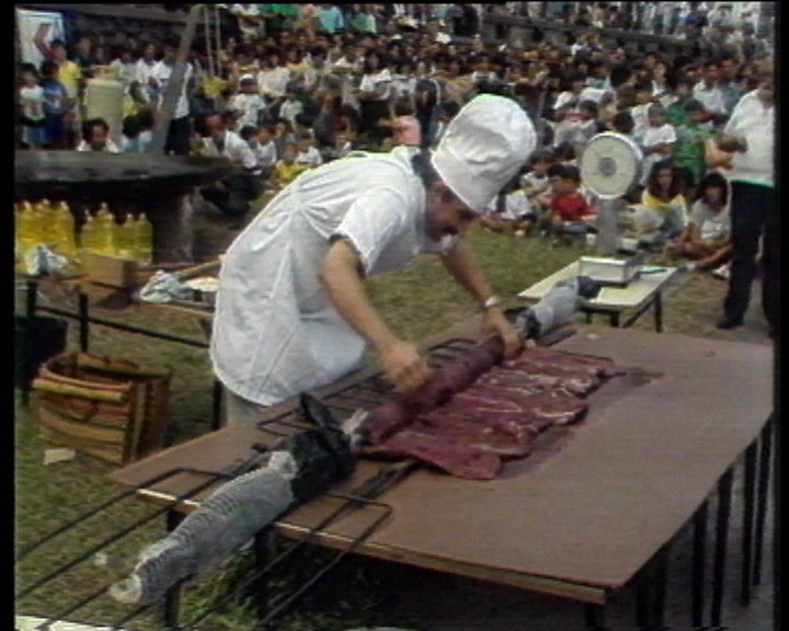 Português cozinha o maior bife do mundo