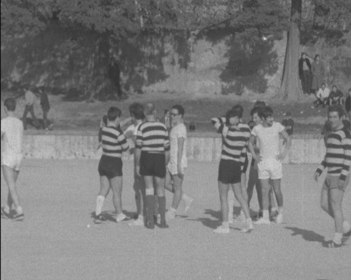 Jogo de futebol entre professores e alunos