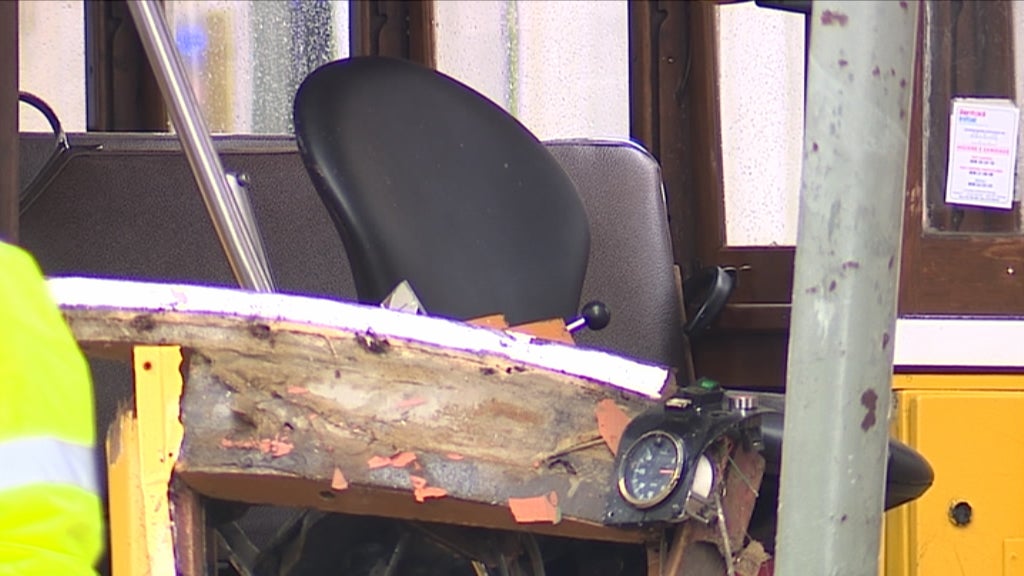 Colisão entre autocarro e elétrico