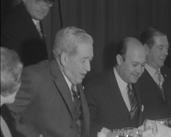 Gonçalves de Proença condecora o Comendador Augusto Rodrigues