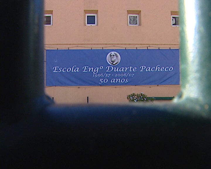Escola fechada a cadeado