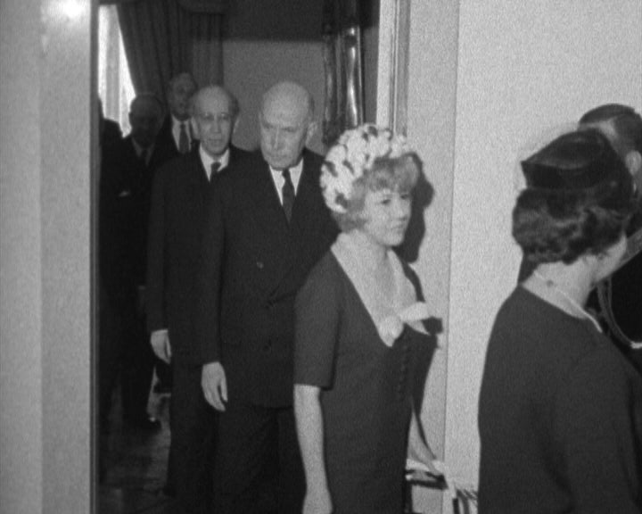 Américo Tomás almoça com músicos e atores