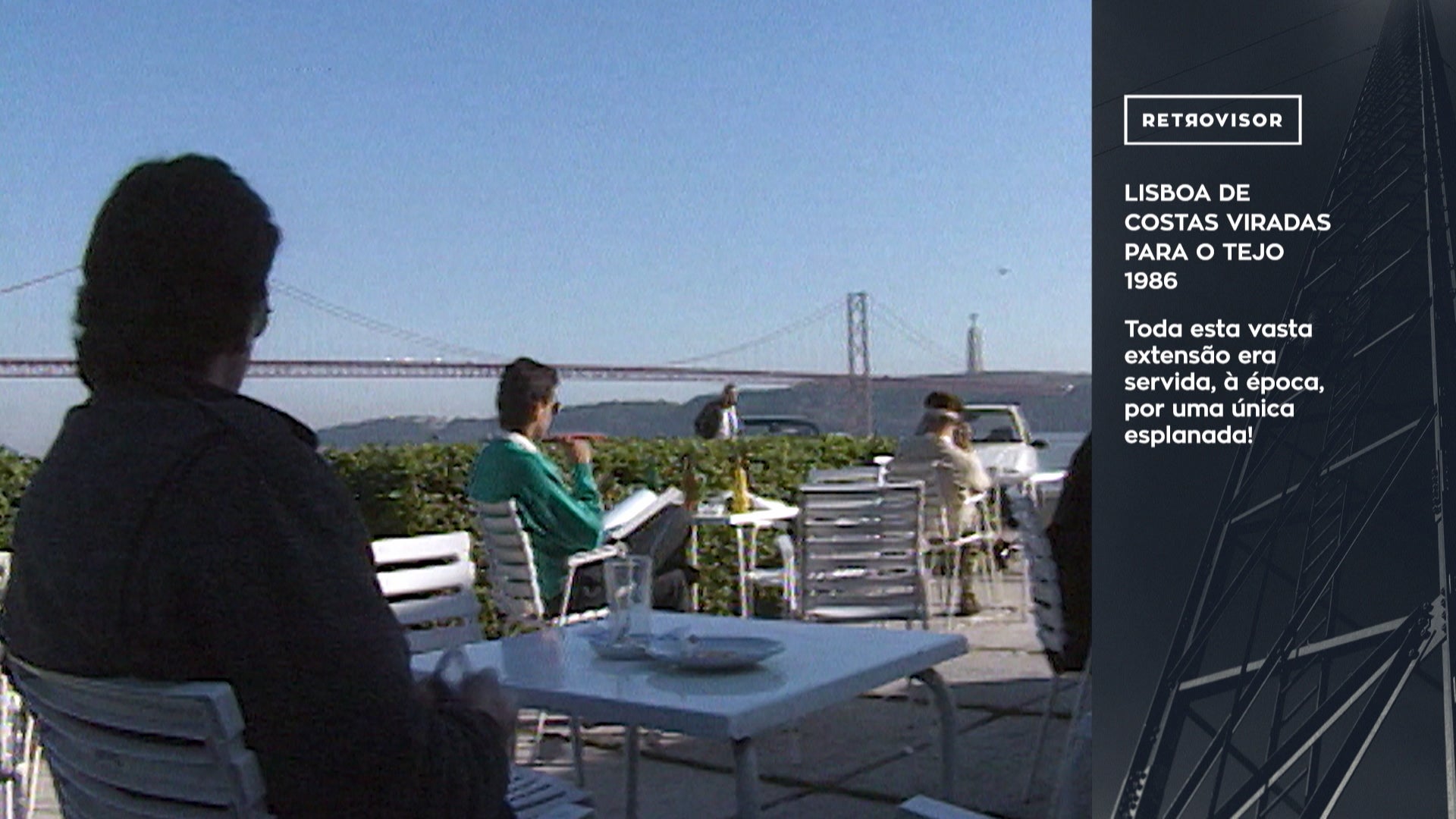 Lisboa de Costas Viradas Para o Tejo