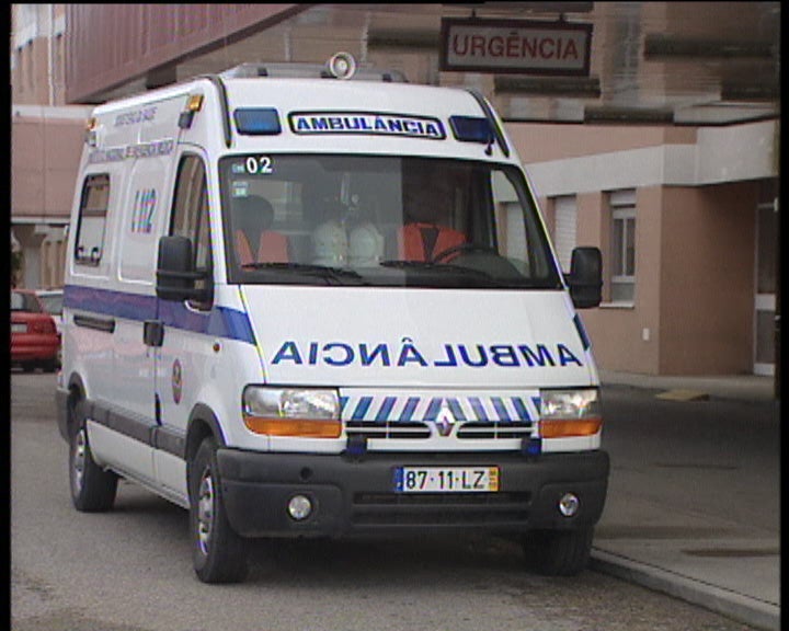 Queda de teto falso devido a forte chuvada