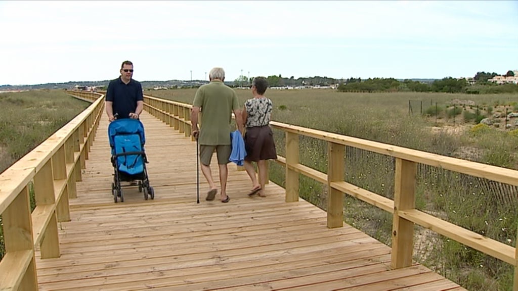 Passeio pedonal na Praia do Alvor