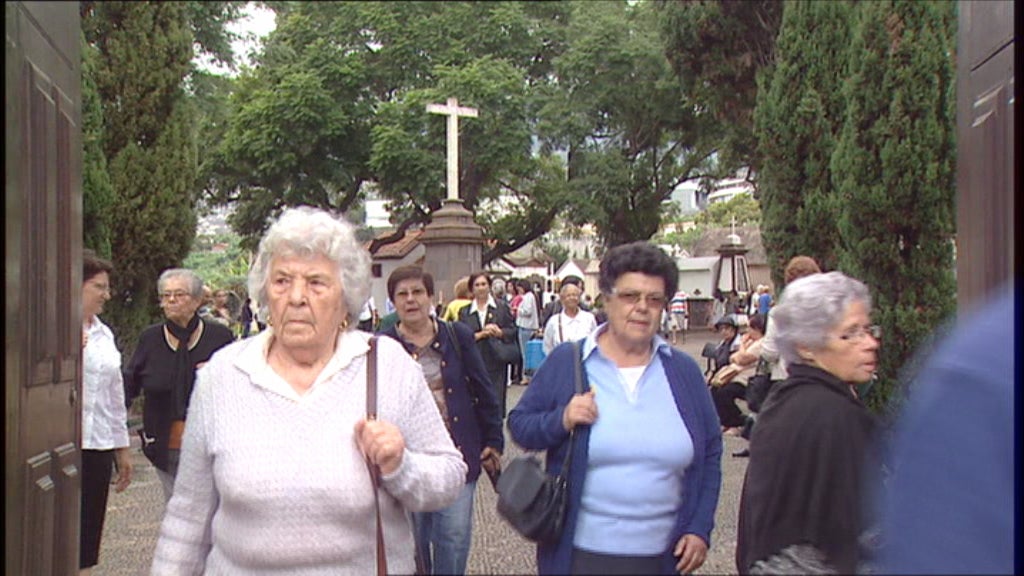 Celebração religiosa em memória dos fiéis defuntos no cemitério de São Martinho