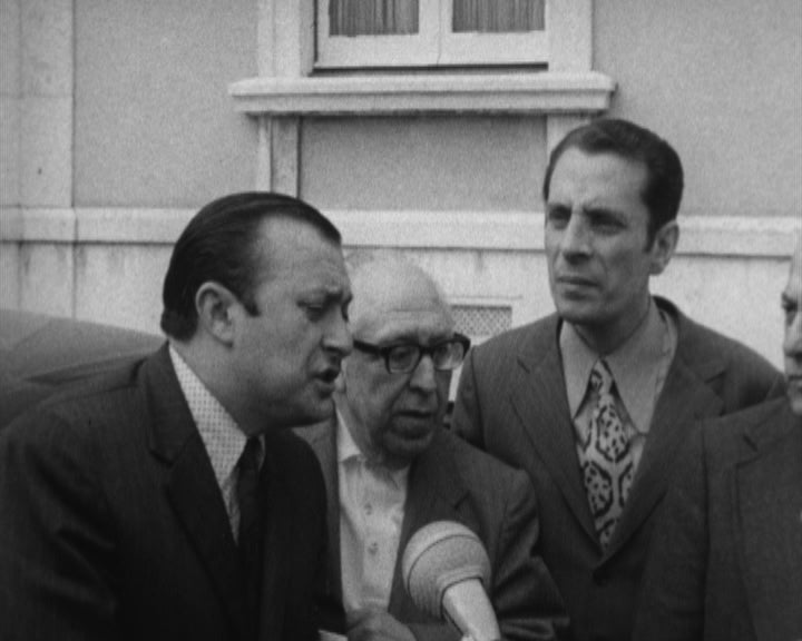 Entradas e saídas da sede da Junta de Salvação Nacional