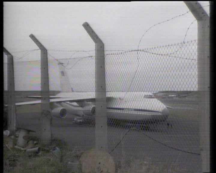 Avião retido na base das Lajes