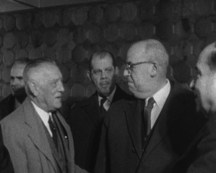 Partida de Manuel Pereira Crespo e filha de Américo Tomás para o Japão