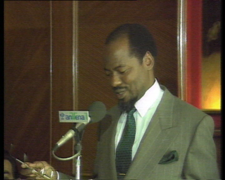 Joaquim Chissano visita a Academia Militar