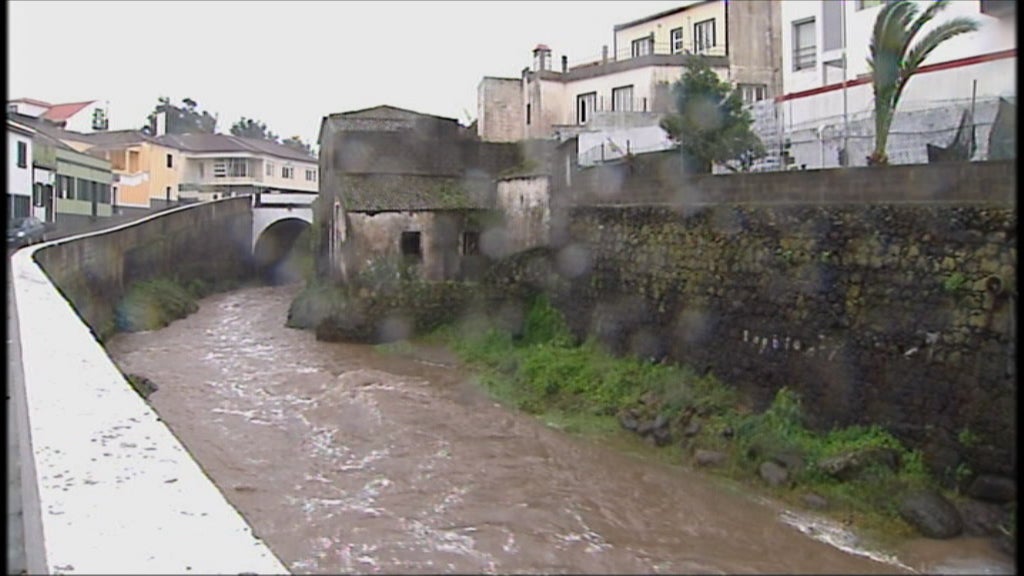 Mau tempo em São Miguel