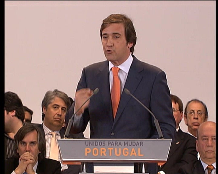 Passos Coelho defende revisão da Constituição