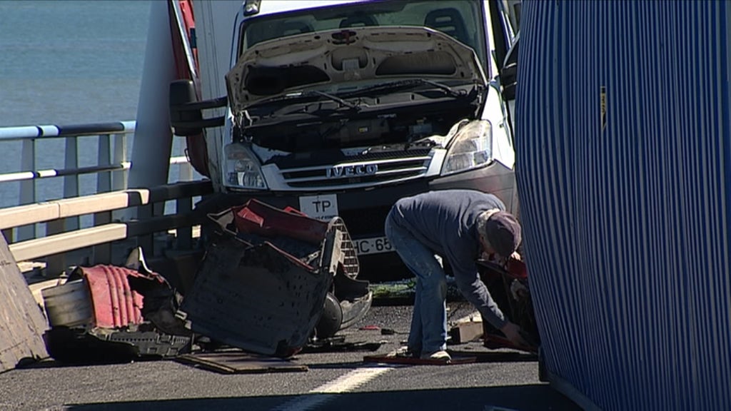 Camião arde na Ponte da Vasco da Gama