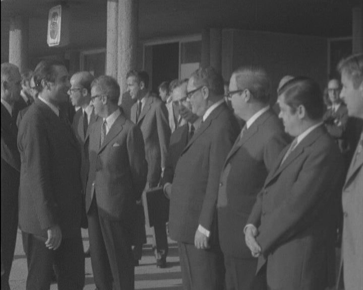 Ministro dos Negócios Estrangeiros chega ao Aeroporto Gago Coutinho