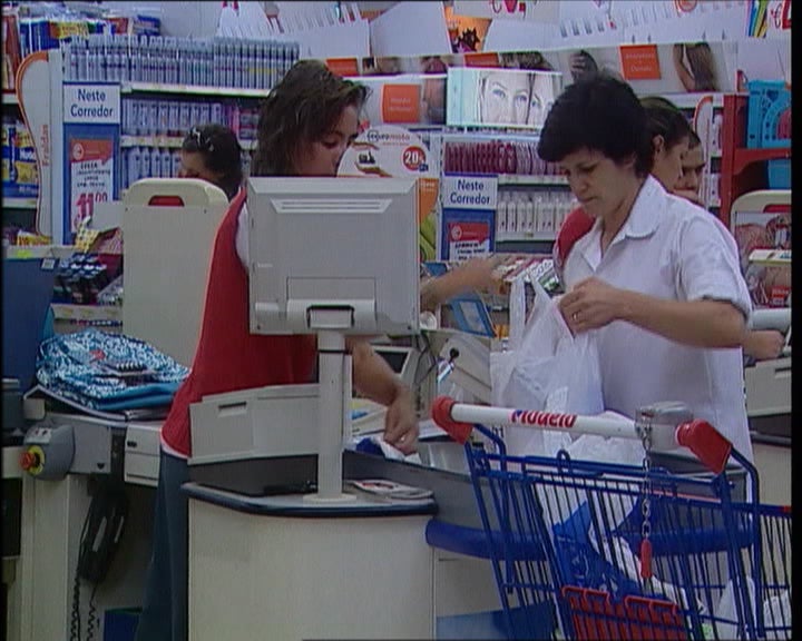 Trabalhadores dos hipermercados Sá contratados pela Sonae