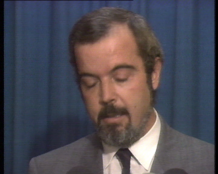 Fernando Nogueira lê um comunicado