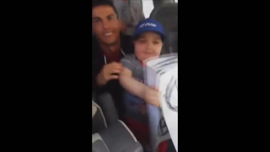 Cristiano Ronaldo realiza sonho a uma criança