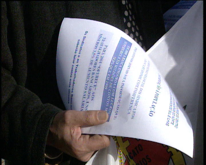 Bancários admitem convocar greve