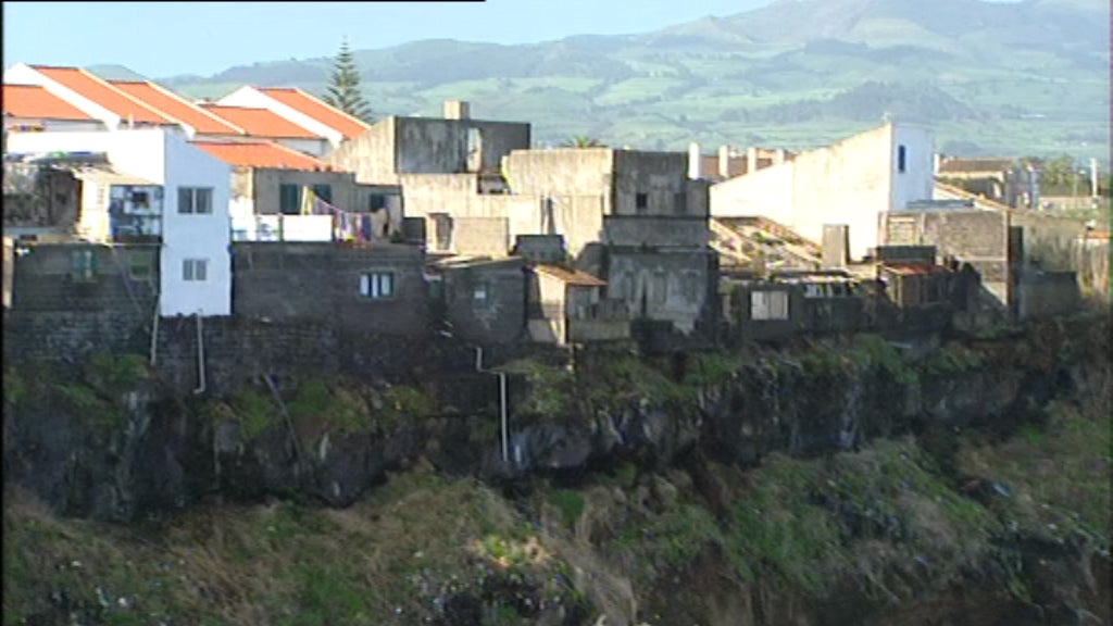 Risco de derrocada nas Calhetas