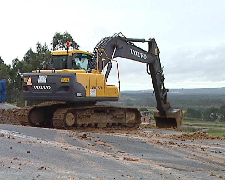 Aluimento do pavimento na A8