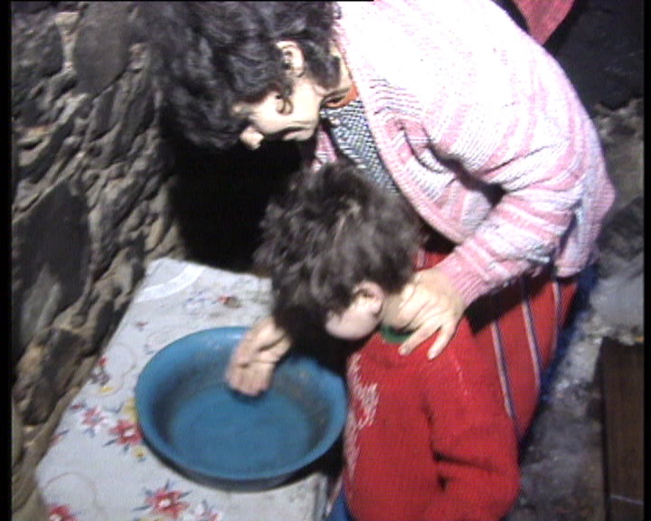 Criança fechada num quarto