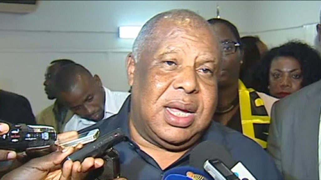 Higino Carneiro visita distrito de Sambizanga em Angola