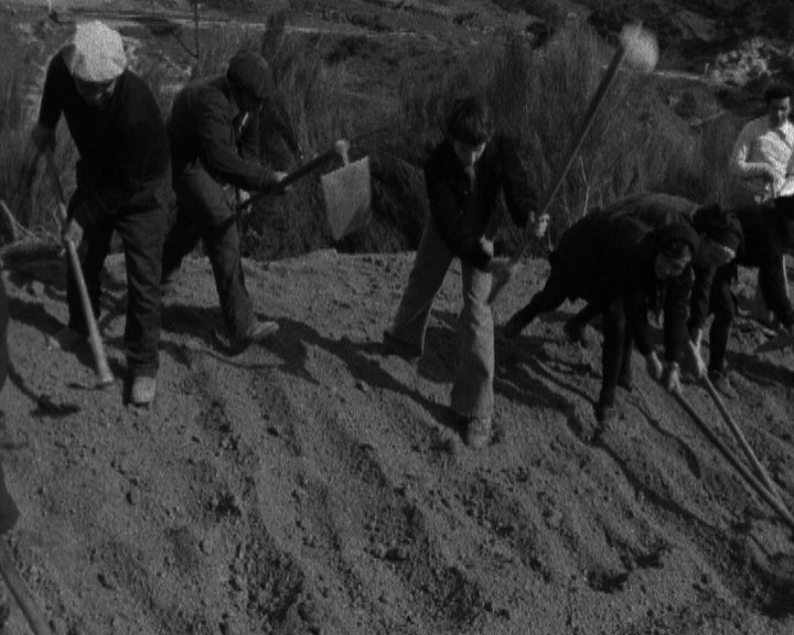 População Constrói Estrada na Guarda