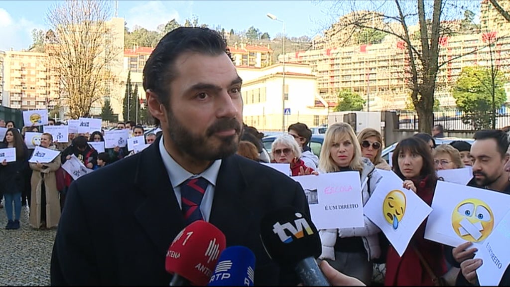 Manifestação silenciosa por aluno hiperativo