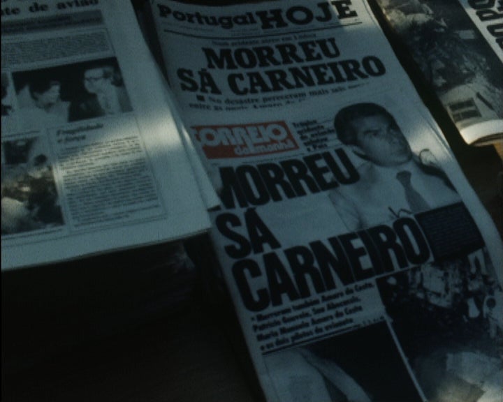 Jornais com notícia do desastre de Camarate