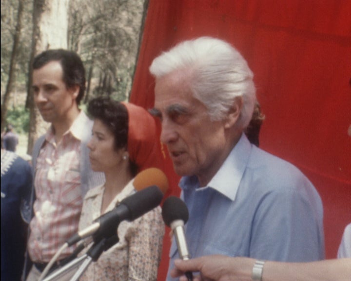 Álvaro Cunhal visita o Bairro da Boavista