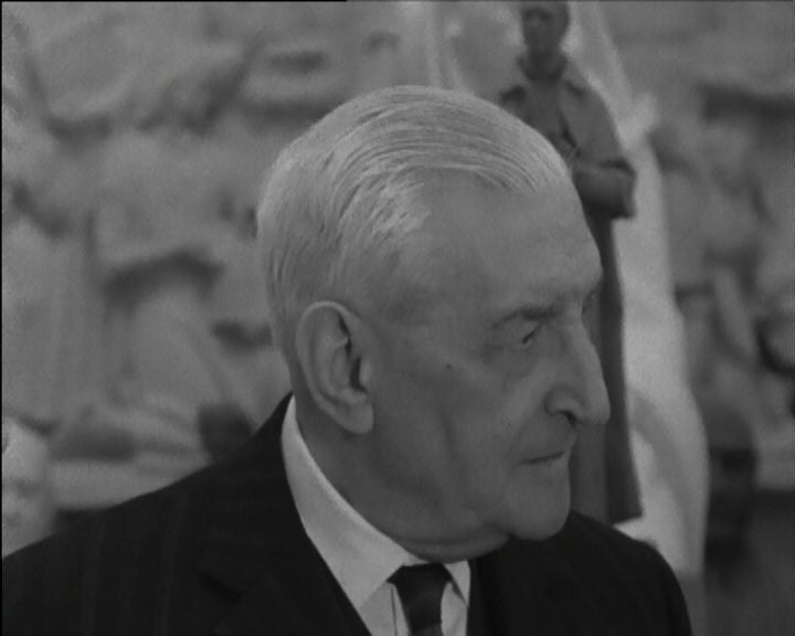 Oliveira Salazar no Atelier de Leopoldo de Almeida