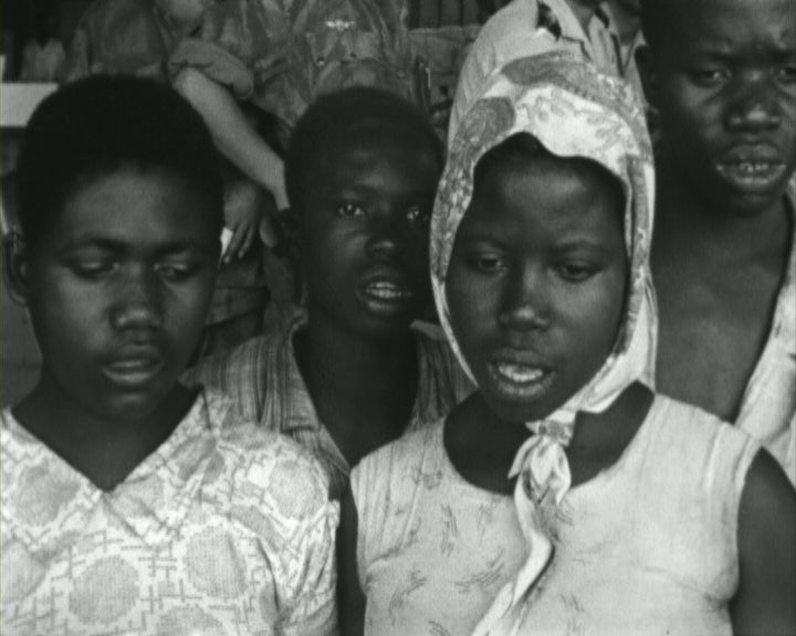 Angolanos cantam o Hino Português