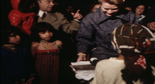 Grace Kelly visita refugiados