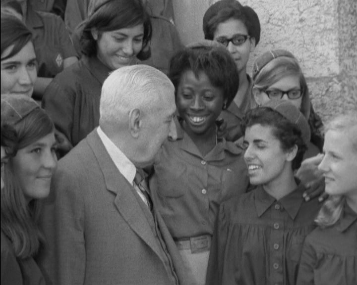 Salazar recebe Mocidade Portuguesa Feminina