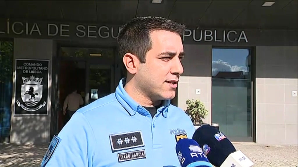 Jovem morto à porta de um bar