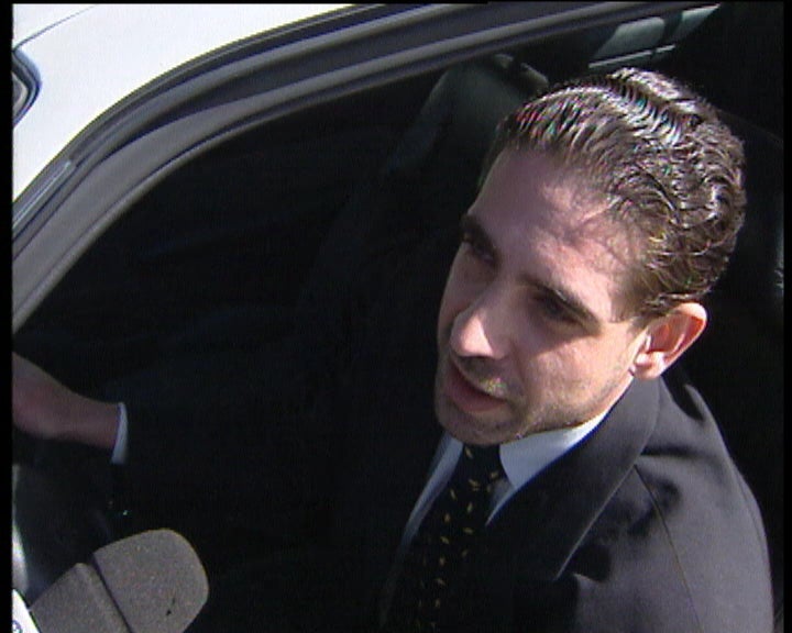 Homem barricado em apartamento na Caparica