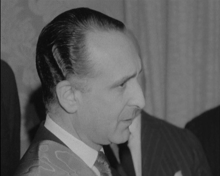 Chefe de Estado condecora o Ministro Dias Rosas