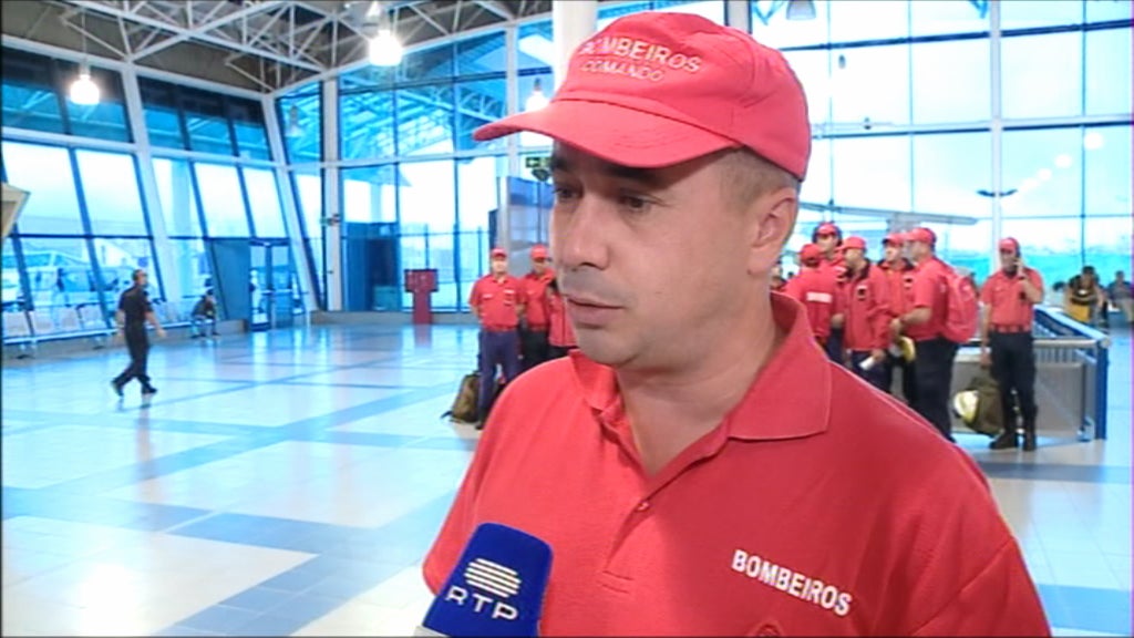 Partida de bombeiros açorianos para o continente