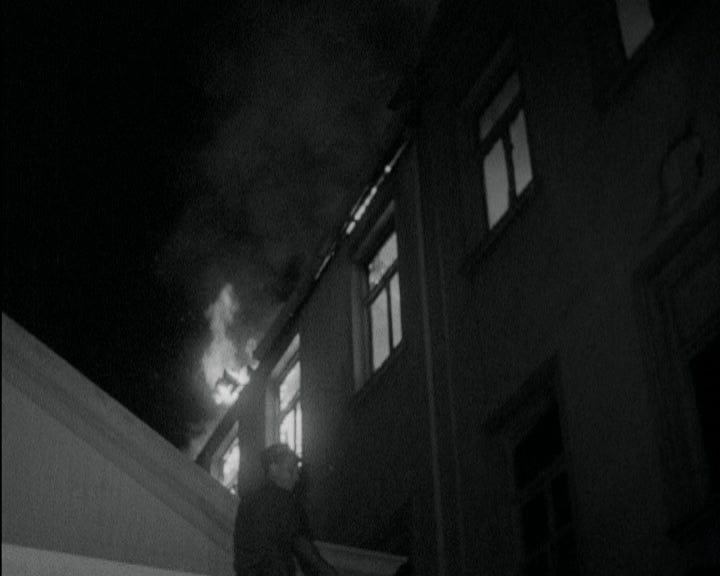 Incêndio num stand automóvel