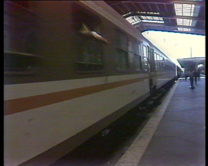 Emigrantes chegam de comboio a Portugal